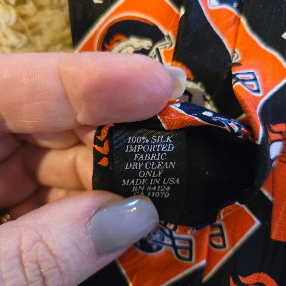 Vintage 100% Silk Denver Broncos Logo Men's Tie Orange Black White Navy NFL - Picture 4 of 4